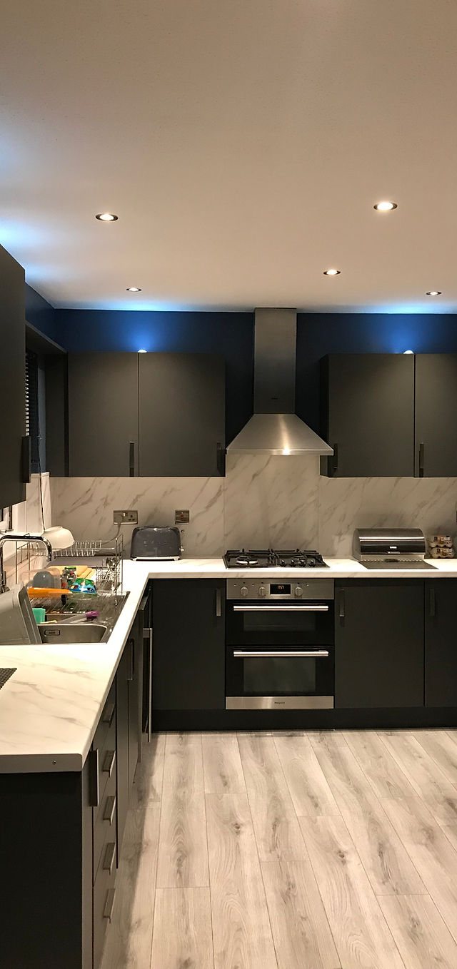 Afgewerkte gewrapte keuken in donkerblauw